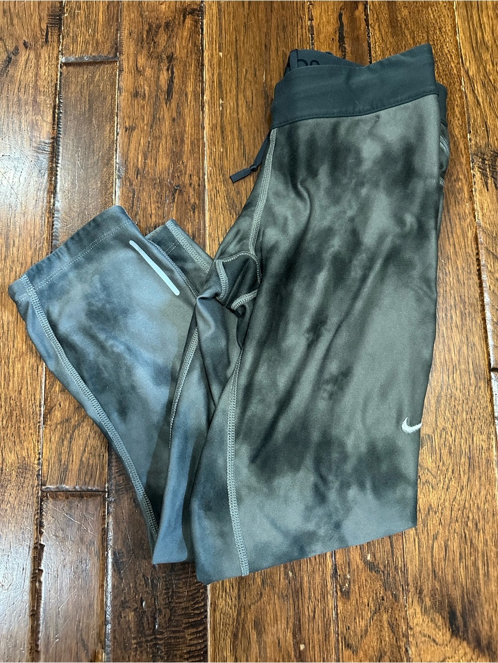 Nike One Women's Tight Fit Mid-Rise Cropped Tie Dyed Leggings • Size Small